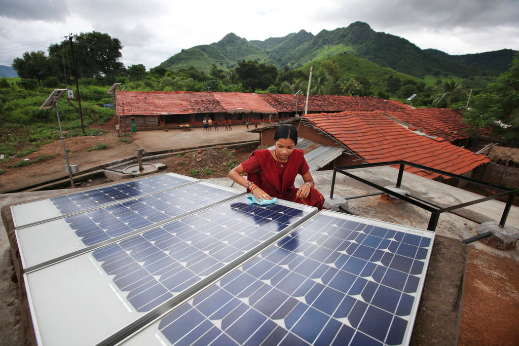 Solar lighting training (photo, Abbie Trayler-Smith)